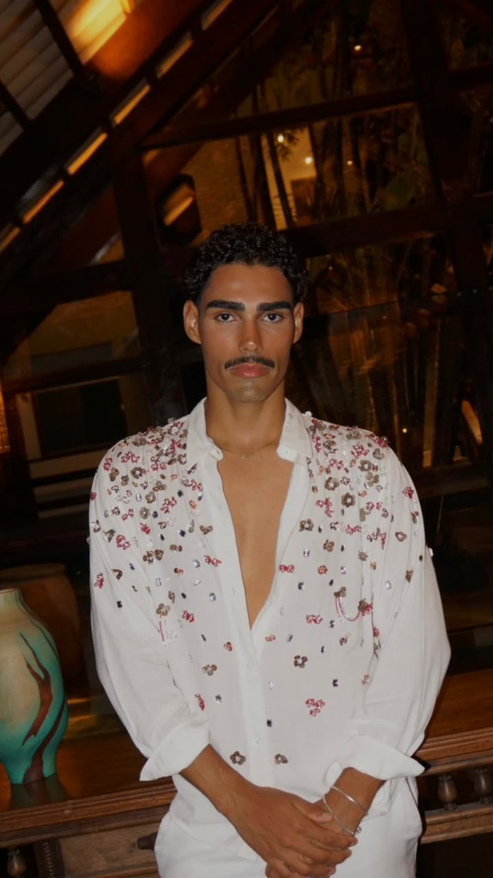 Camisa de formatura masculina bordada floral, off-white