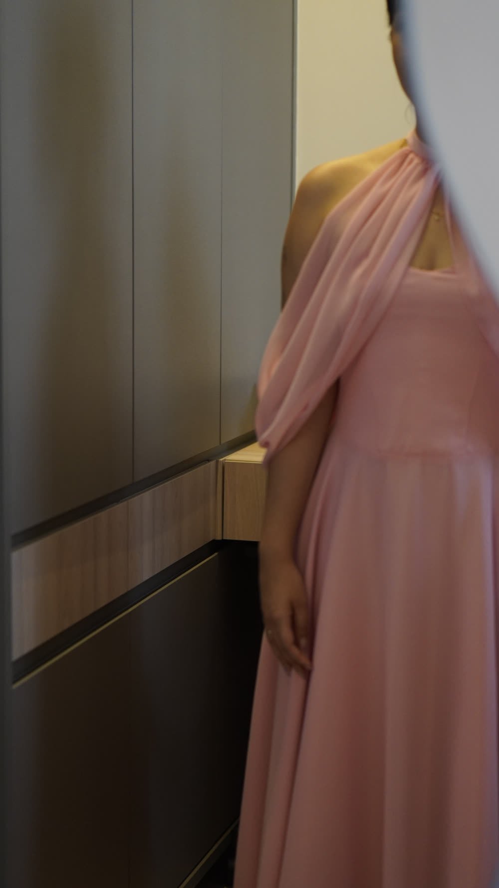 Prova de ajuste de vestido rosa no ateliê
