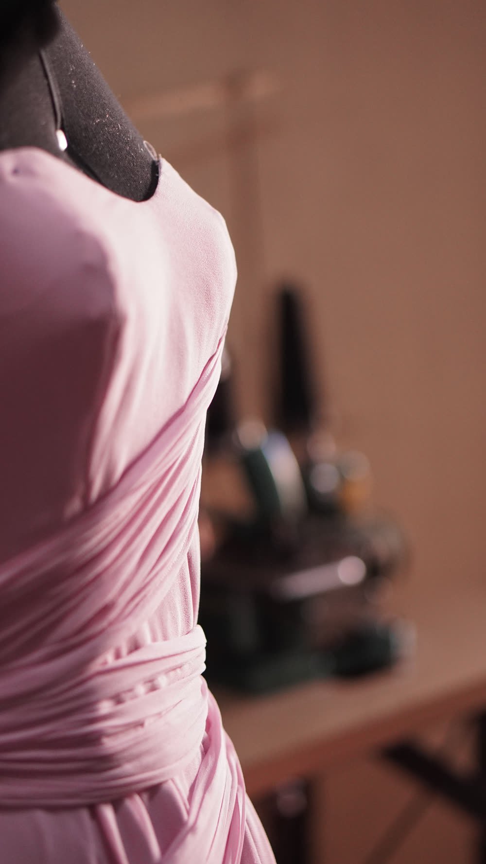 Detalhe de vestido no ateliê durante a consulta inicial