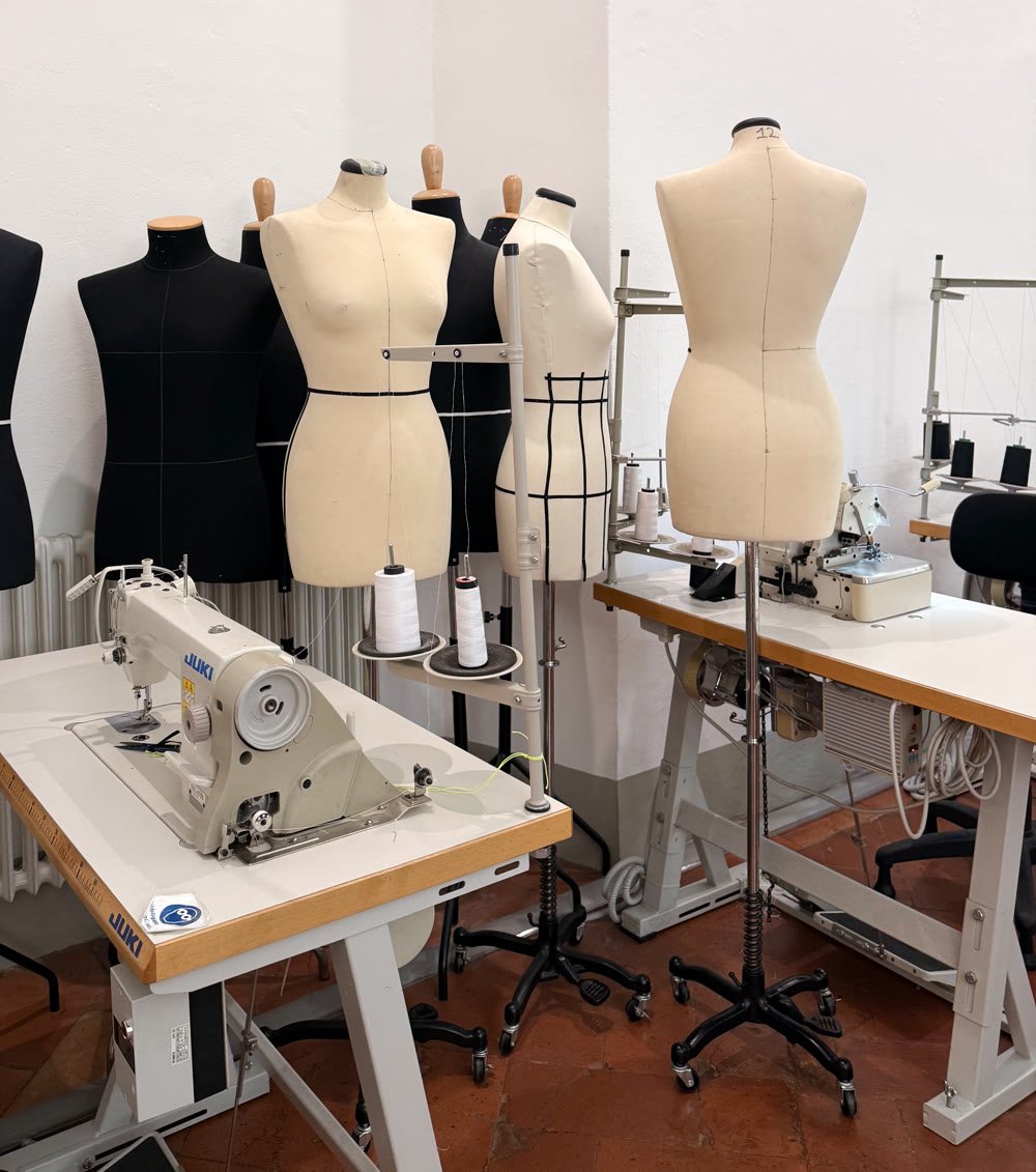 Bastidor de ateliê de moda com manequins e máquina de costura, Itália